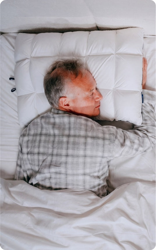 Man slaapt op zijn zij op een Zipsleep-kussen