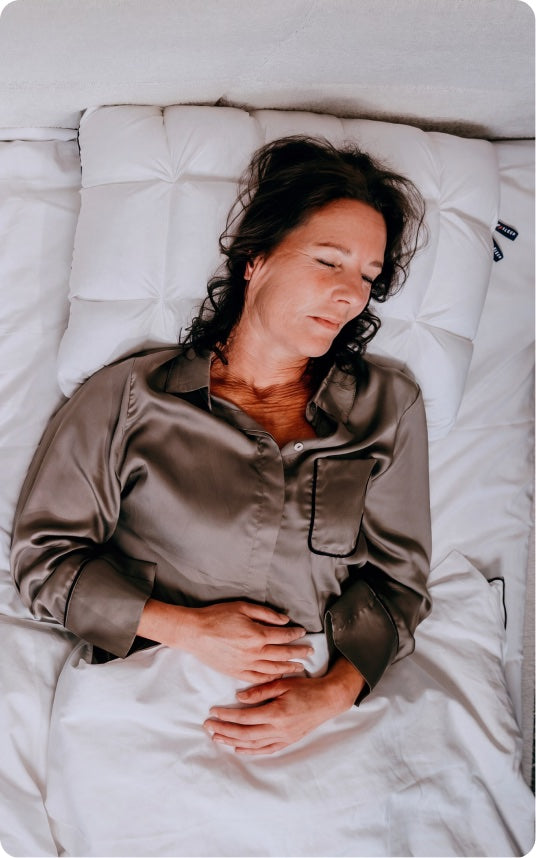 Vrouw slaapt op haar rug op een Zipsleep-kussen