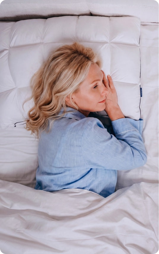 Slaper op zijn buik op een Zipsleep-kussen